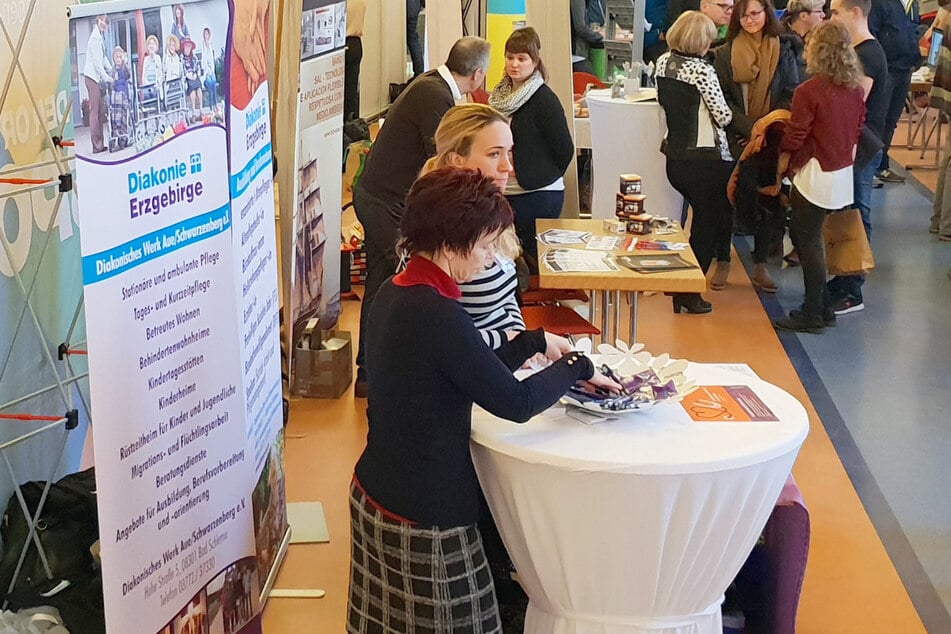 Über 30 Aussteller präsentieren ihre Karrieremöglichkeiten und Jobangebote.