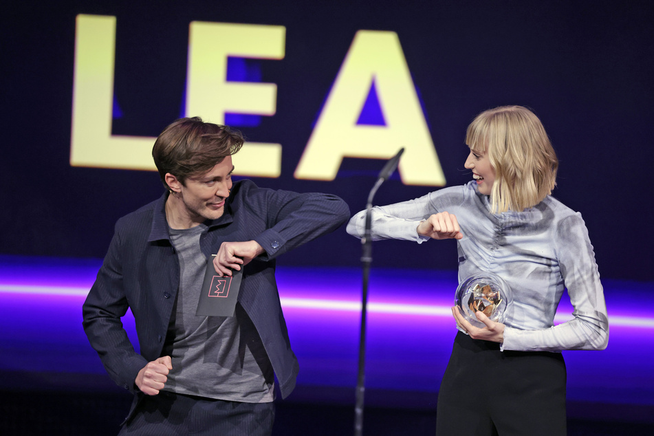Die Sängerin Lea freut sich bei der Verleihung des Radiopreises «1Live Krone» neben Laudator Philipp Isterewicz über die Auszeichnung in der Kategorie "Beste Künstlerin".