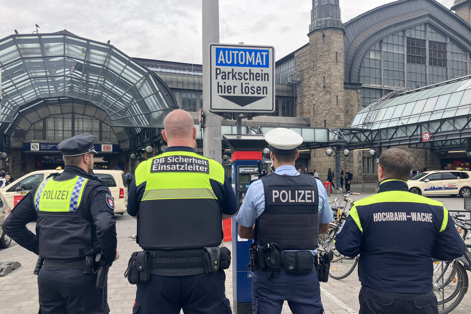 Einsatzkräfte kontrollieren die Einhaltung des Waffenverbots.