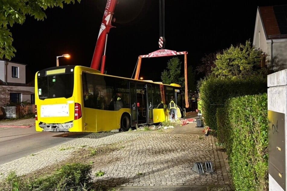 Der Bus kam in einem Graben zum Stehen und musste mit einem Kran geborgen werden.