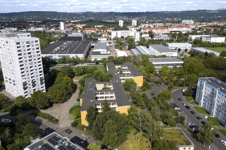 Noch steht auf dem Gelände in Prohlis ein alter Schulbau.