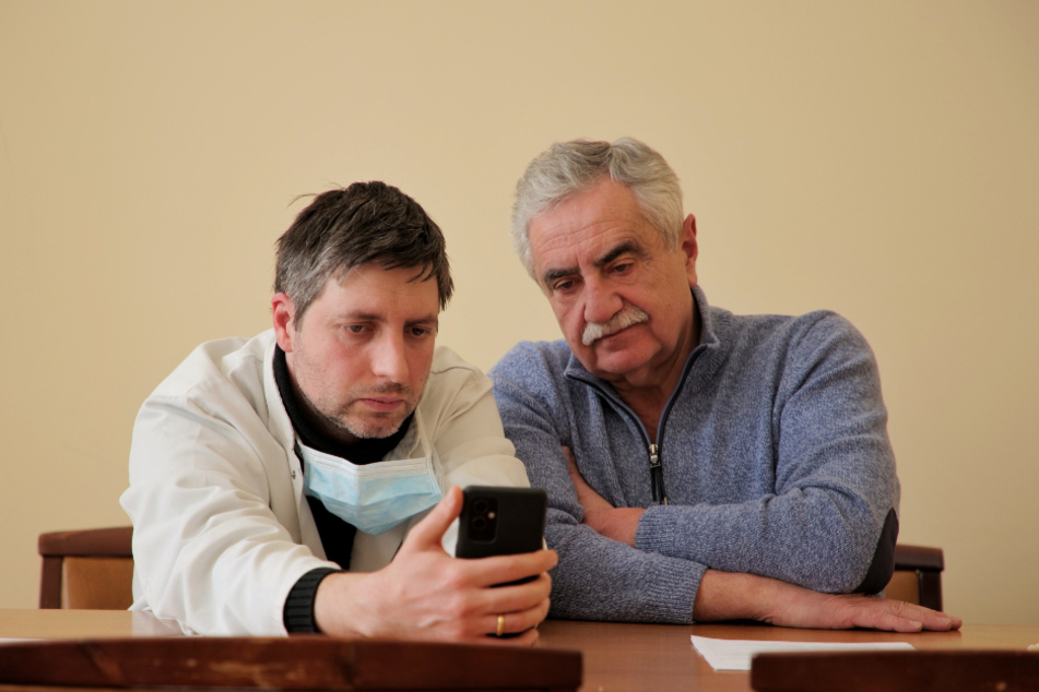 Mykhaylo Hychka (r.) und Chirurg Oleksiy Myshakivsky vom Kommunalen Krankenhaus Lwiw bei einem Videocall mit einer niederländischen Hilfsorganisation.