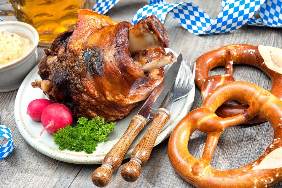 Eine Schweinshaxe findet sich in jedem guten Wirtshaus. Seltener ist der Gebrauch als Wurfgeschoss. (Symbolbild)