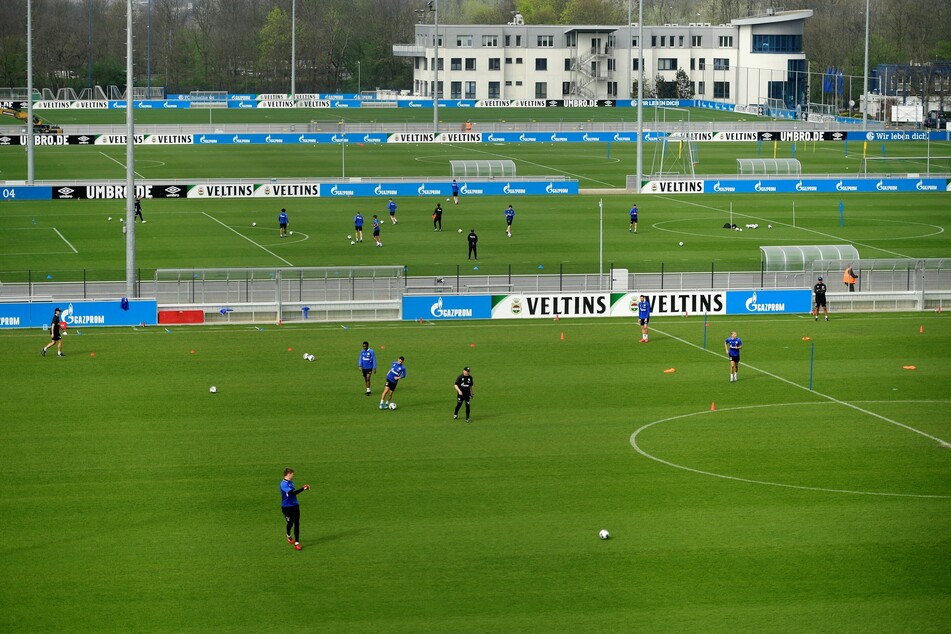 Zahlreiche Fans haben das Trainingsgelände der Schalker am Montag vergeblich aufgesucht.