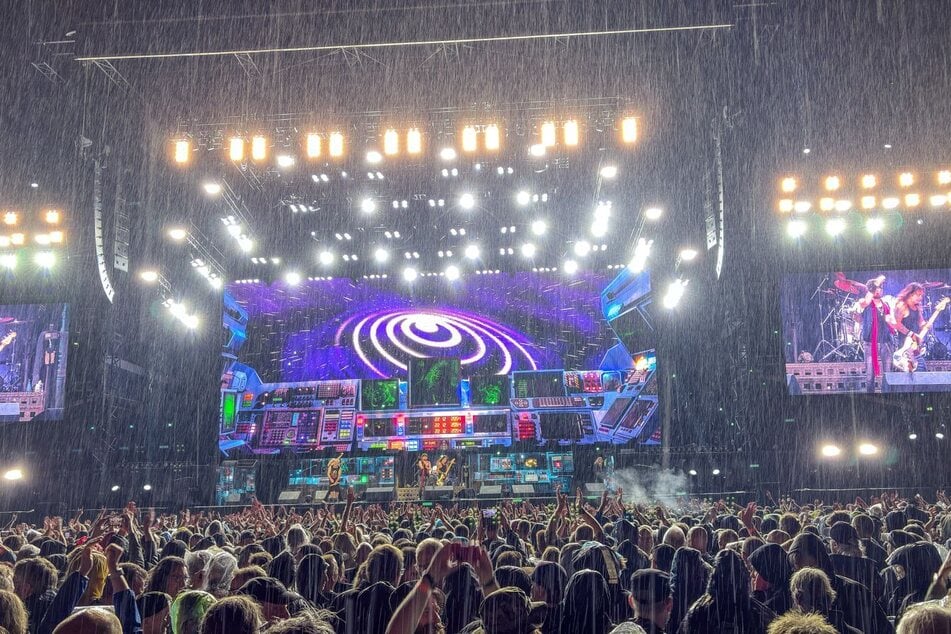 Selbst im strömenden Regen lieferte die Metal-Band ab.