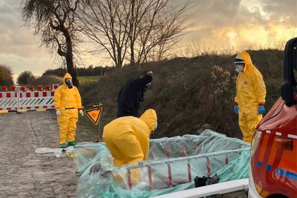 Zwei Einsatzkräfte mussten dekontaminiert werden.