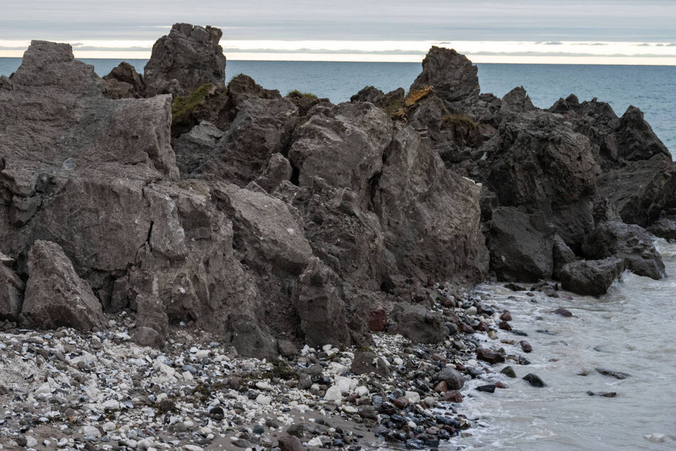 Teile der abgebrochenen Steilküste liegen am Strand unterhalb von Kap Arkona.