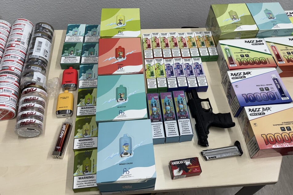 Der Betreiber des Kiosks an der Friedrich-Ebert-Straße hatte neben einer Vielzahl an illegalen E-Zigaretten auch eine scharfe Schusswaffe in seinen Geschäftsräumen.