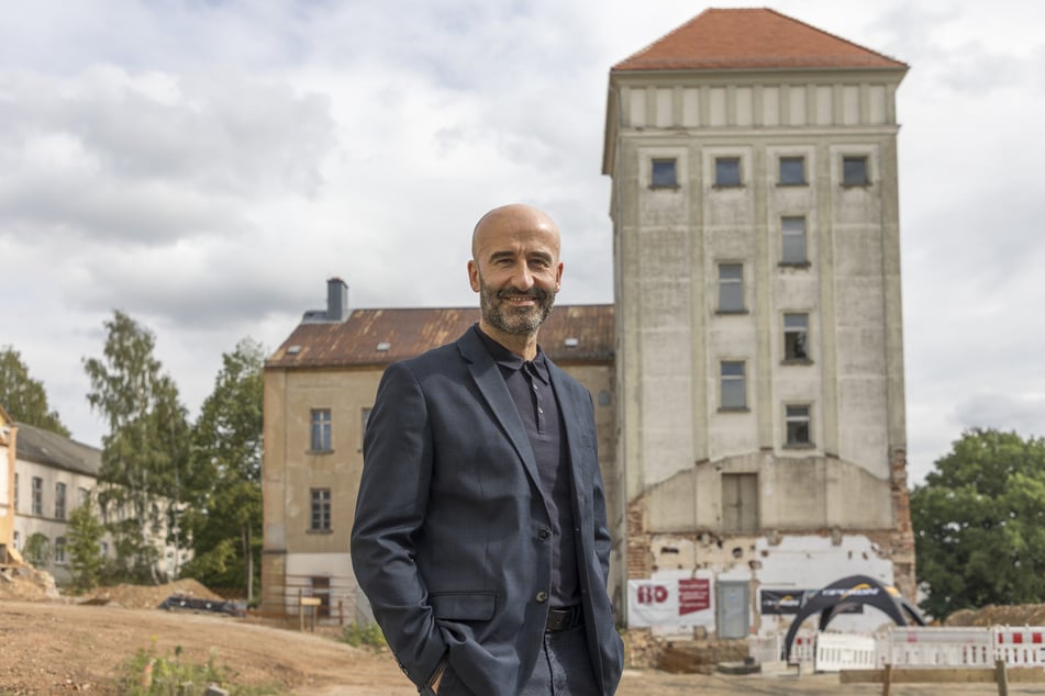 Geschäftsführer Serdar Kaya (53) erhält und saniert historische Bausubstanz für die Erweiterung der Spekon-Produktion.