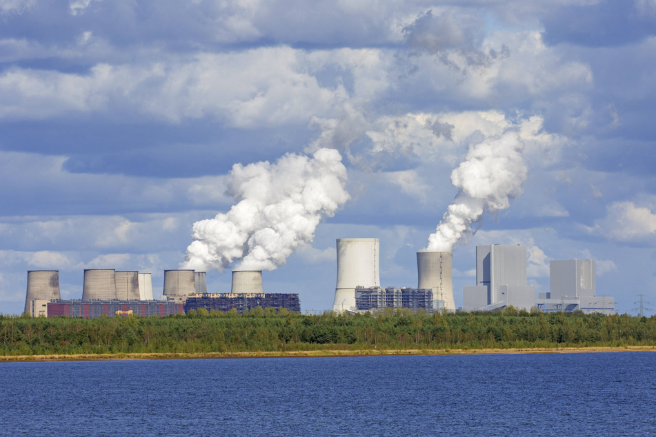 Das Kraftwerk Boxberg ist eines der Wahrzeichen der alten Kohle-Lausitz, der davor liegende Bärwalder See symbolisiert den Strukturwandel.