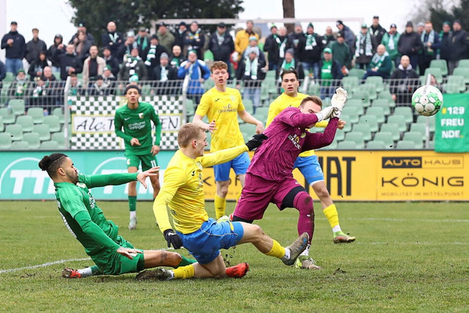 Levin Mattmüller (vorn Mitte) versenkte den Ball ins eigene Netz.