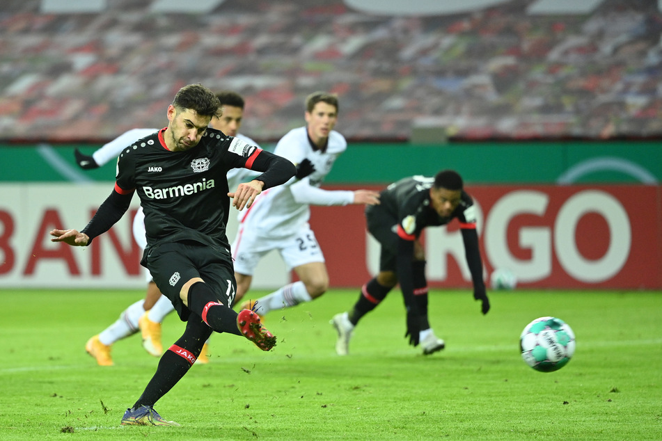Leverkusens Stürmer Lucas Alario (l.) erzielt per Elfmeter den 1:1-Ausgleich gegen Eintracht Frankfurt.