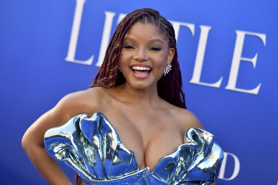 Überglücklich: Halle Bailey (23) hat derzeit allen Grund zum Strahlen.