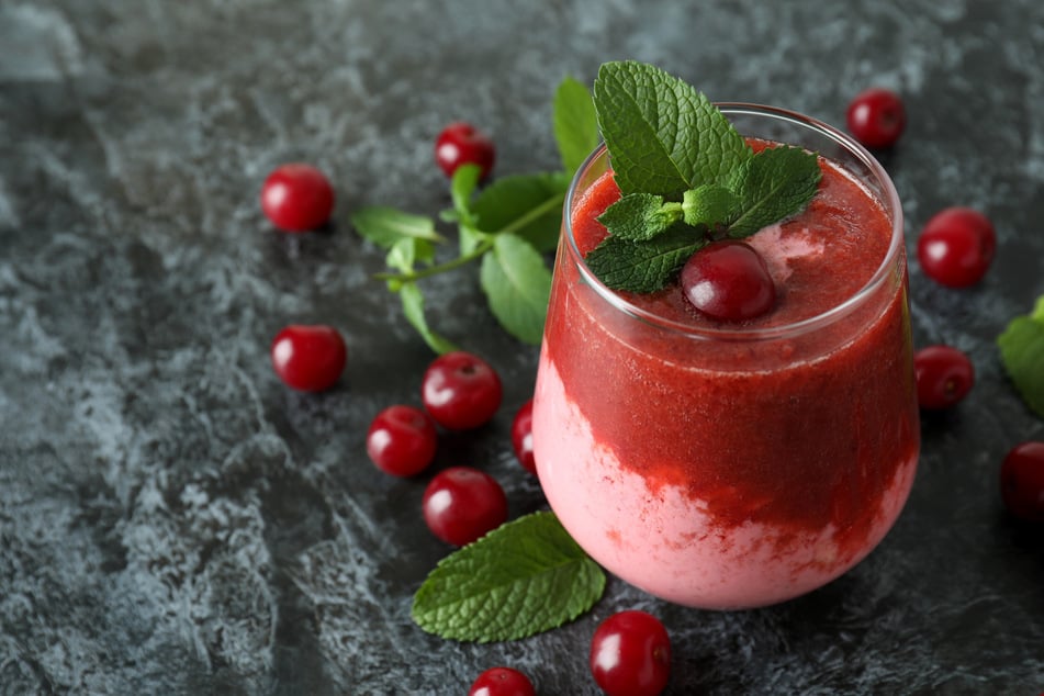 Gefrorene Kirschen eignen sich prima für einen sommerlich-frischen Smoothie.