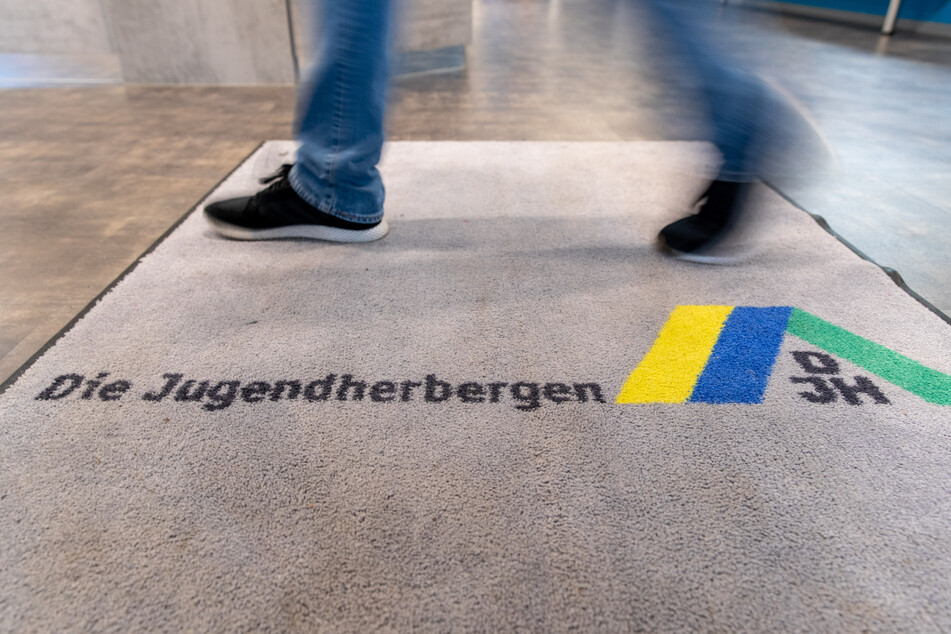 Blick auf den Teppich am Eingang einer Jugendherberge.