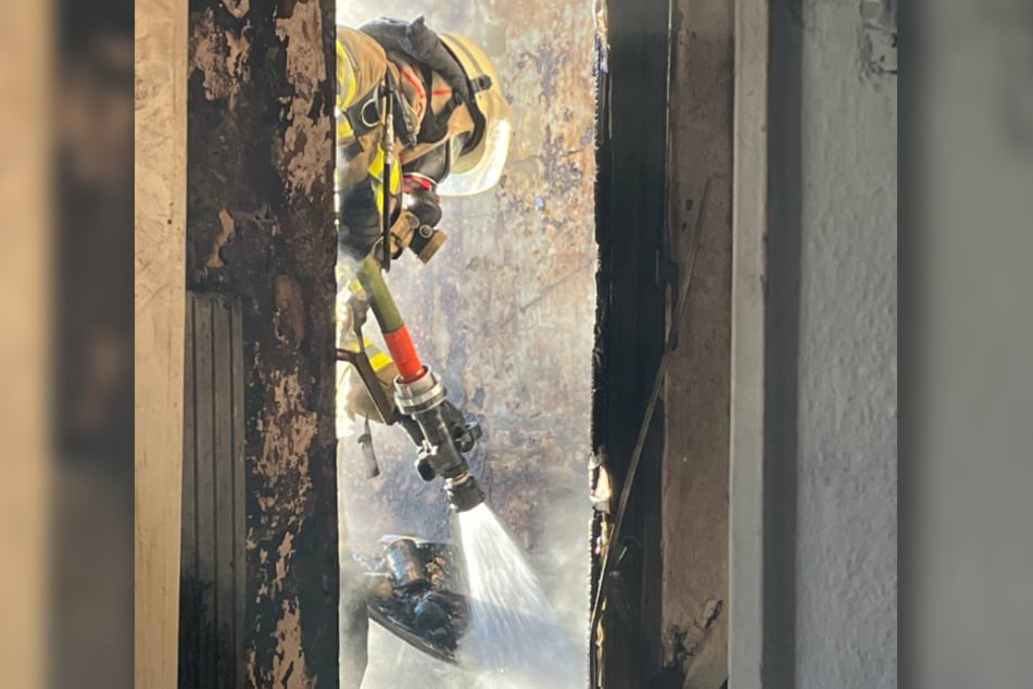 Die Feuerwehr musste schnell handeln, um ein Übergreifen der Flammen zu verhindern.