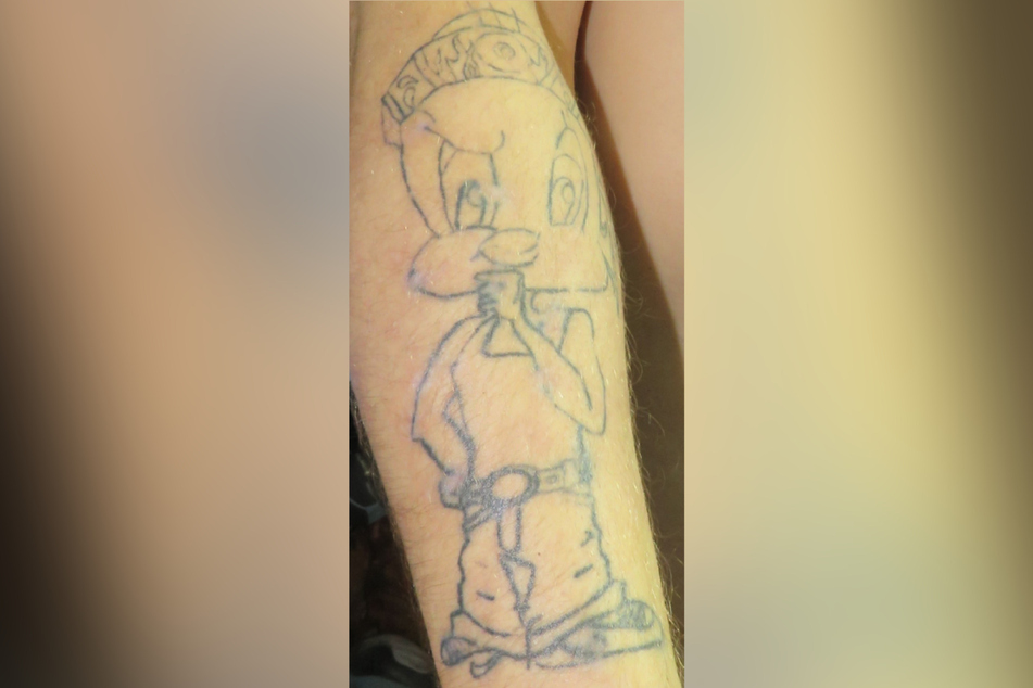 Der Tote trägt ein markantes Tweety-Tattoo auf dem rechten Unterarm.