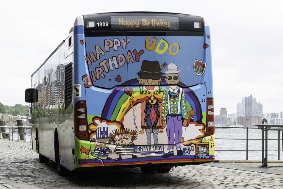 Die Hamburger Hochbahn hat anlässlich des 80. Geburtstages von Udo Lindenberg einen Linienbus als Sonderedition entworfen.