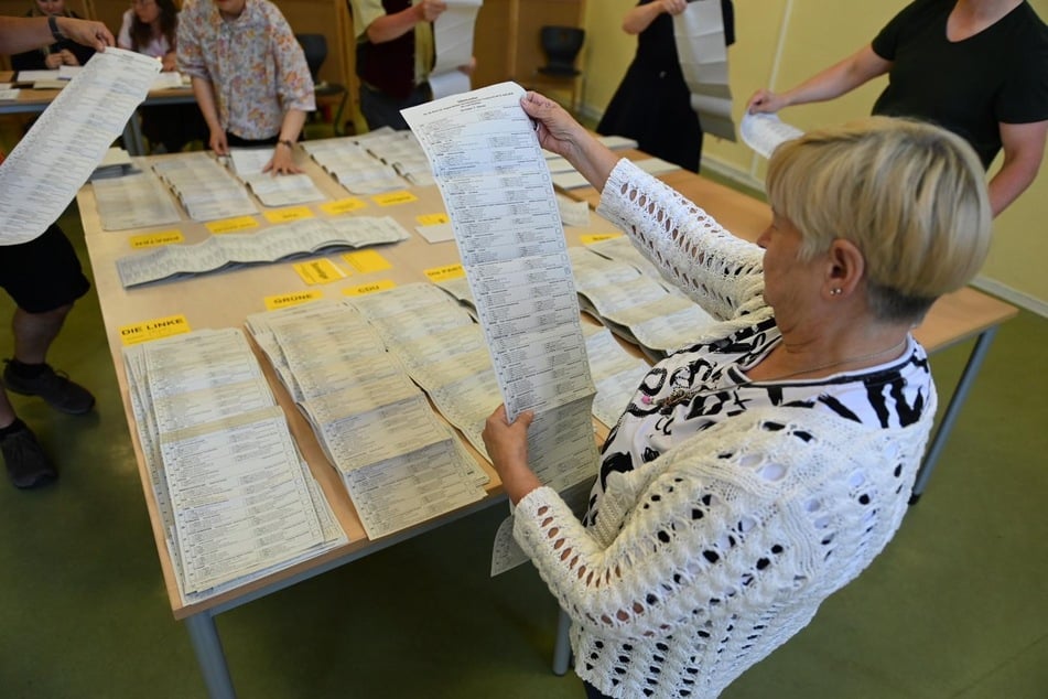 Bis tief in die Nacht zählten die rund 6000 Wahlhelfer die Stimmen aus.