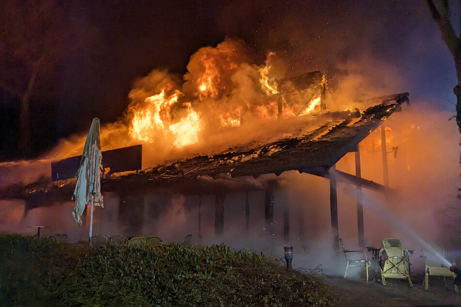 Flammen-Inferno! Vereinsheim bei Brand komplett zerstört