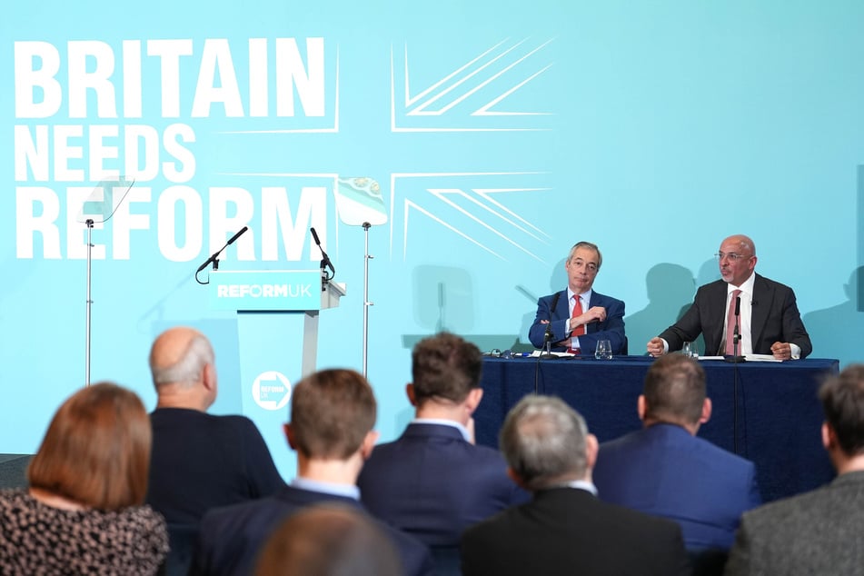 Der Vorsitzende von Reform UK, Nigel Farage (l.), sitzt nun gemeinsam mit Nadhim Zahawi (r.) an einem Tisch.