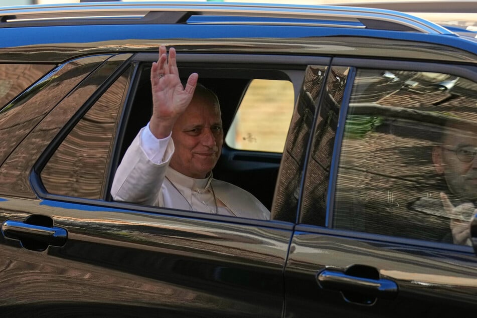 Der Papst erschien zu dem Eingriff in einem schwarzen Auto mit Polizei-Eskorte.