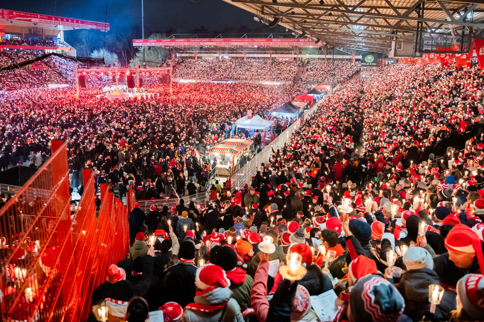 Die Alte Försterei ist gewohnt proppevoll. 28.500 Fans kamen traditionell zum Weihnachtssingen.