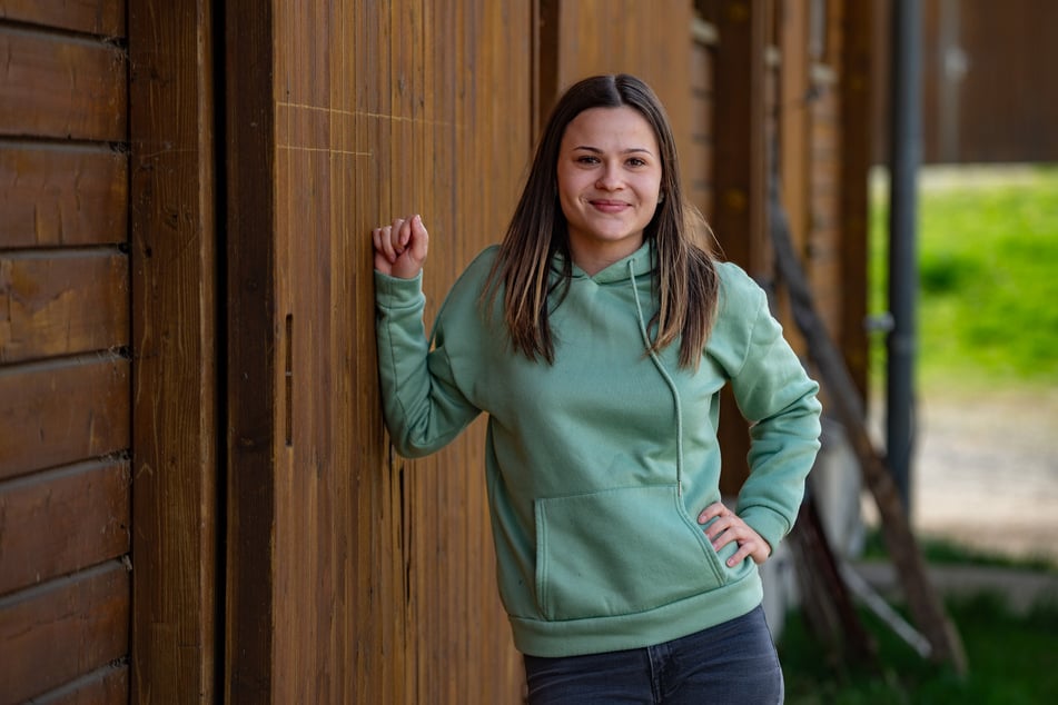 Mareike Drexler (23) beobachtete mit einem Fernglas die wildlebende Kuh, schaltete den Tieschutz ein.