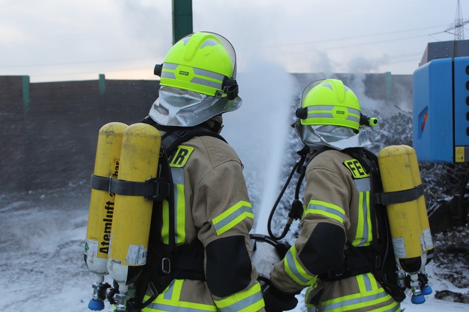 Etwa 100 Tonnen Schreddermaterial hatte gebrannt - die Einsatzkräfte konnten die Flammen löschen.
