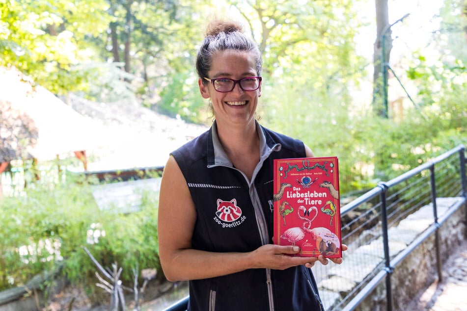Zoo-Pädagogin und Tierpflegerin Kati Sommer (37) mit der Buchvorlage für den neuen Erlebnis-Parcours.