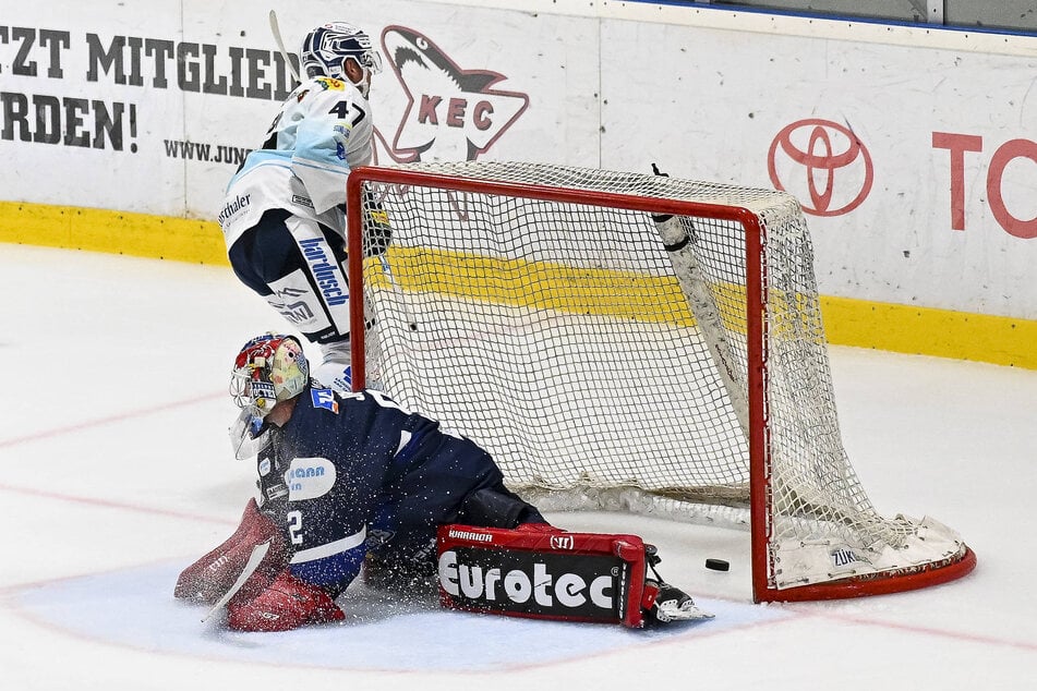 Eislöwen-Stürmer Sebastian Gorcik (l.) erzielt hier das Siegtor zum 2:1 gegen Iserlohn.