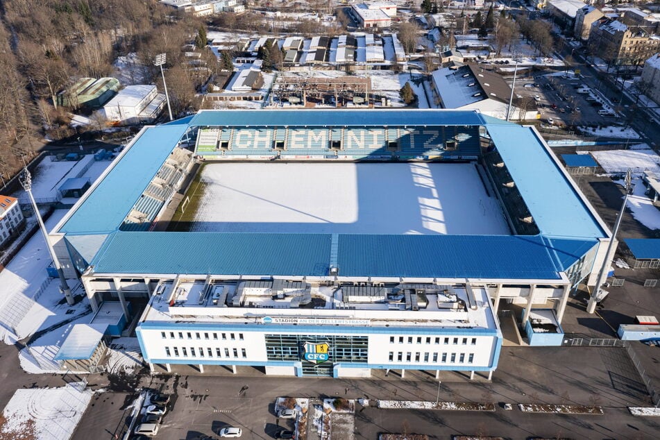 Das Stadion an der Gellertstraße in dieser Woche aus der Luft. Bis Sonntag soll der Schnee verschwunden sein.