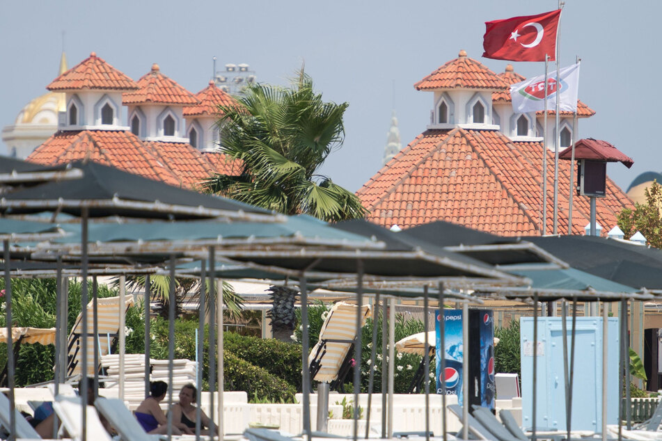 Leere Liegen stehen am Strand von Lara bei Antalya in der Türkei. (Archivbild)