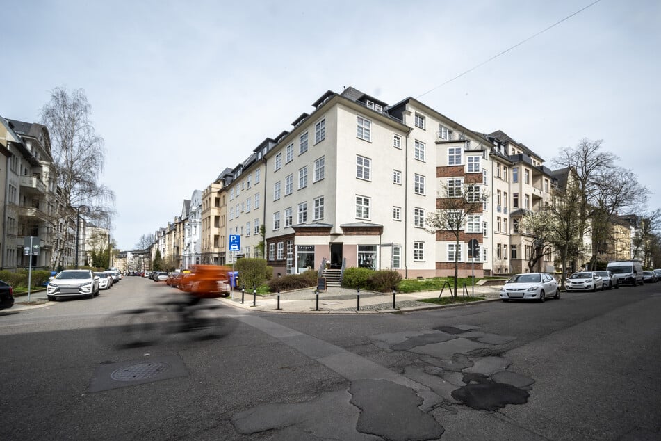 Seine Eltern lebten einige Zeit im Mietshaus in der Erich-Mühsam-Straße 18.