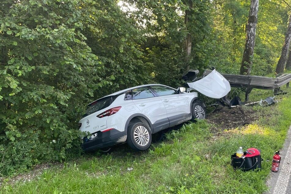 Der Opel kam neben der Bundesstraße zum Stehen.