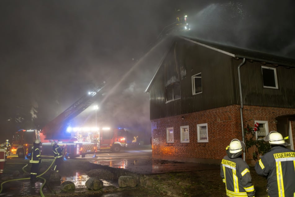 Die Feuerwehr rückte am Sonntag zu einem Großbrand in Emkendorf aus.