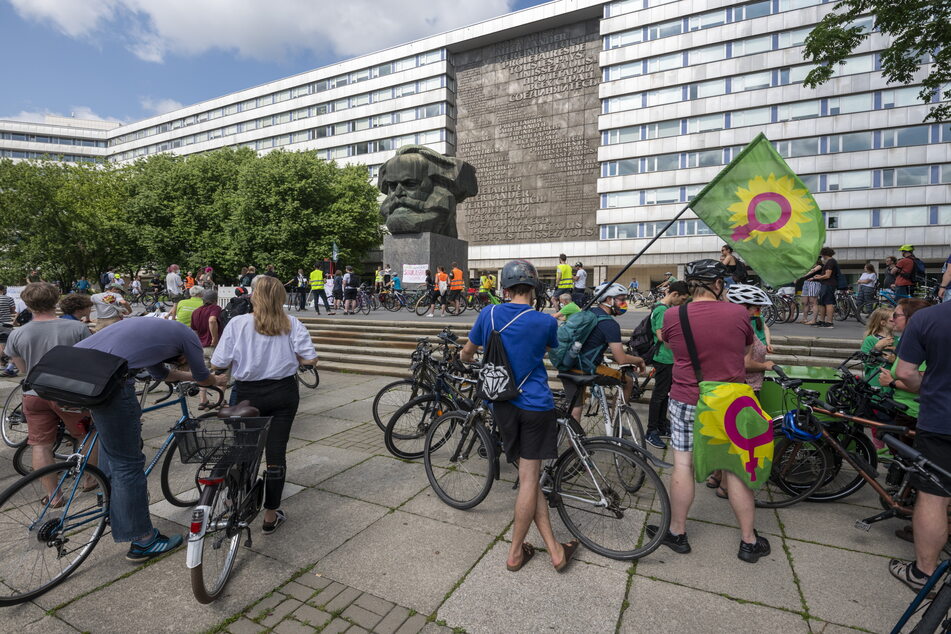 Fahrradfahrer trafen sich am Sonntag am Karl-Marx-Monument, um gegen den Ausbau des Südrings zu demonstrieren.