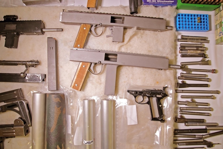 Zahlreiche selbstproduzierte Waffenteile wurden bei dem 75-Järhigen sichergestellt.
