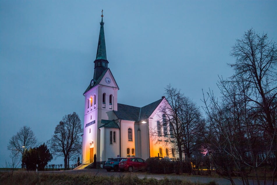 Die Kirche Eibenberg-Kemtau wurde von Einbrechern heimgesucht. Die Täter hinterließen einen großen Sachschaden.