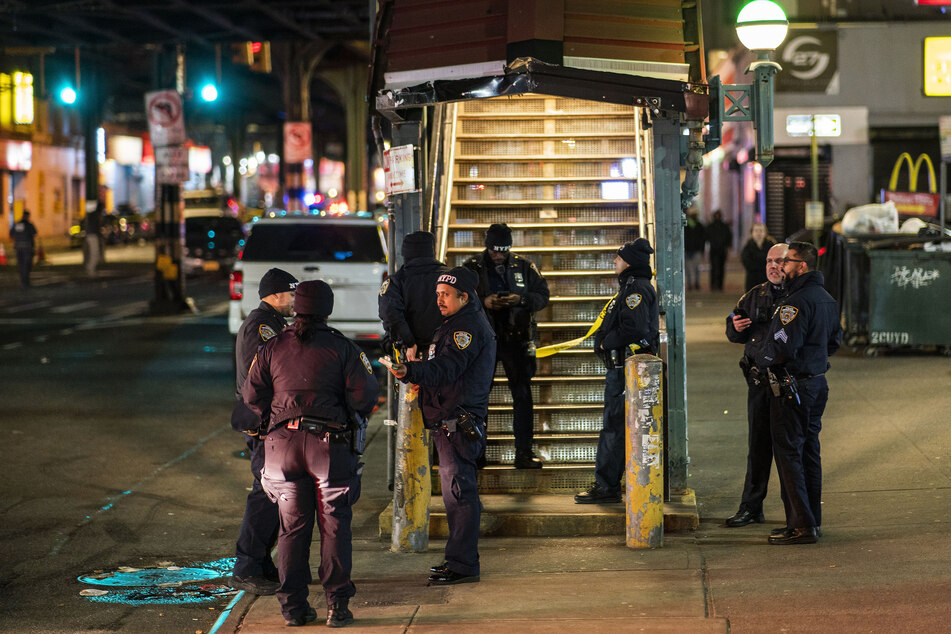 New Yorker Polizisten stehen nach Schüssen in der U-Bahn-Station Mount Eden im Stadtteil Bronx.