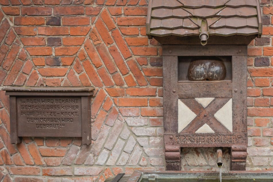 Diebe klauen "Puparsch": Brunnen hat keine Po-Backen mehr