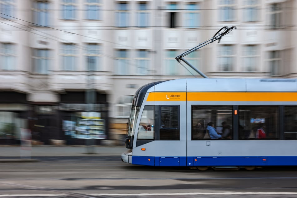 Ein 38 Jahre alter Mann hat sich in einer Leipziger Straßenbahn wie die Axt im Walde benommen.