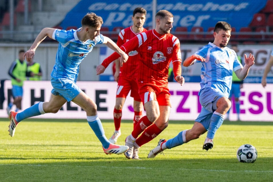 Georg Hempel (18, r.) machte seine Sache in Halle ordentlich.