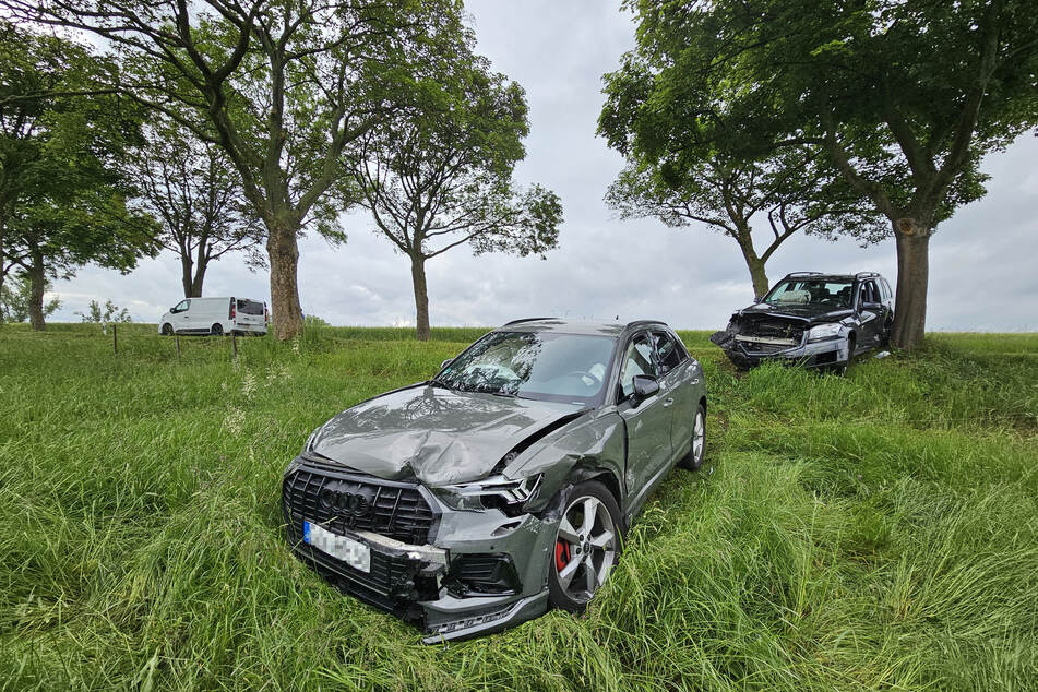 Der Audi wurde durch die Kollision auf ein Feld geschoben.