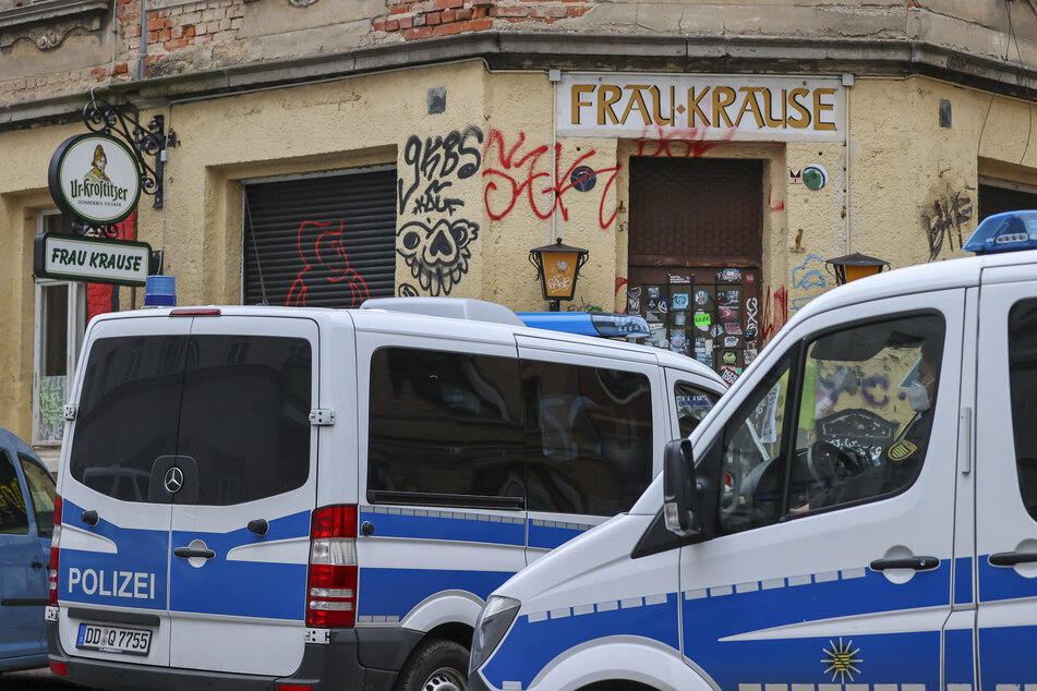 Die Polizei umstellt ein Gebäude in Leipzig-Connewitz. Unter anderem dort wurden zahlreiche Beweismittel gesichert.