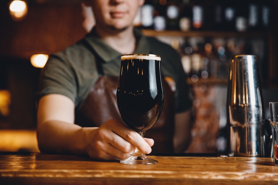 Der Biercocktail "Black Refresher" ist perfekt für die kalte Jahreszeit.