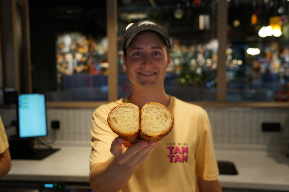 Die Bakery FÜNFVIERTEL bietet neben Brot auf Sauerteig-Basis und fluffigen Croissants auch allerlei süßes Gebäck. Sie wird gemeinsam von den Gastronomen betrieben. Der Sauerteig hat natürlich auch einen Namen, arbeite er schließlich am meisten: Emil.