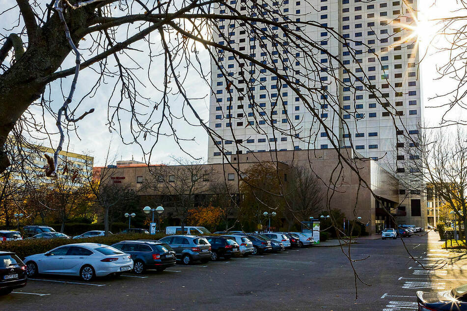Auf dem Parkplatz des "The Westin"-Hotels wurden mehrere Fahrzeuge zerkratzt.