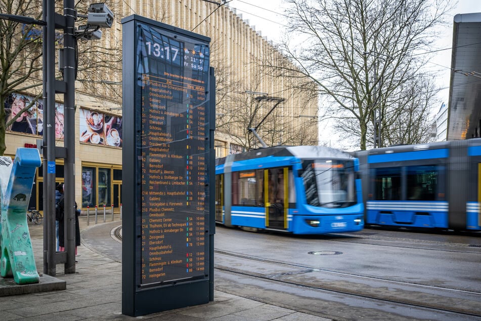 An der Ecke Rathausstraße/Markt steht eine zweite "Zenti-Uhr".