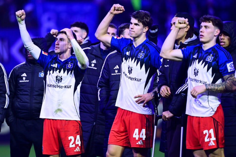 Die HSV-Profis feierten nach dem Remis gegen Frankfurt den positiven Jahresabschluss mit den Fans im Volkspark.